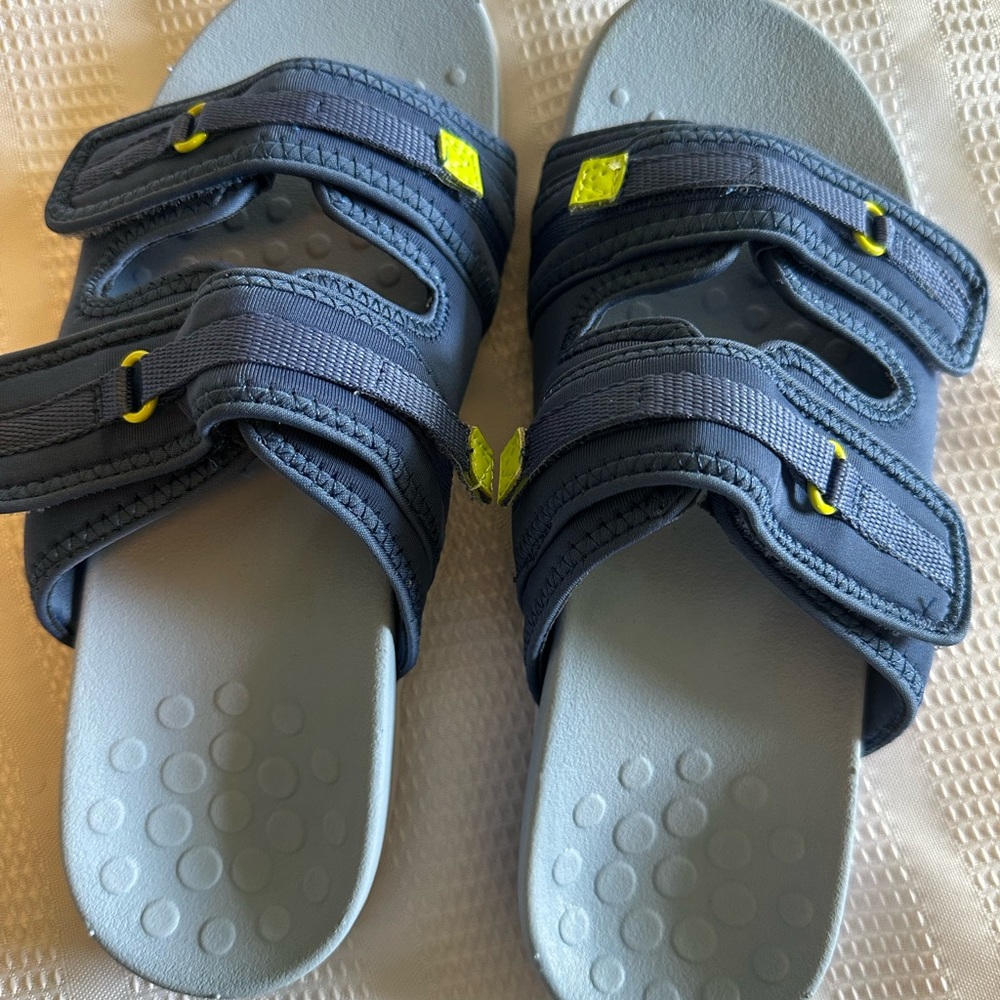 NWOT Vionic Sarah Sandals